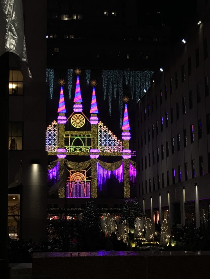 christmas-in-new-york-city-saks-5th-ave-light-show